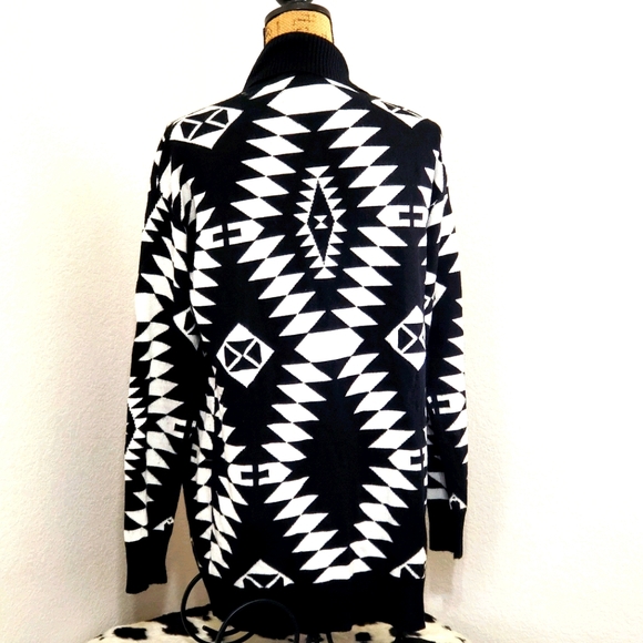 XTAREN Oversize Aztec style print black and white open front cardigan Med. - Picture 5 of 5